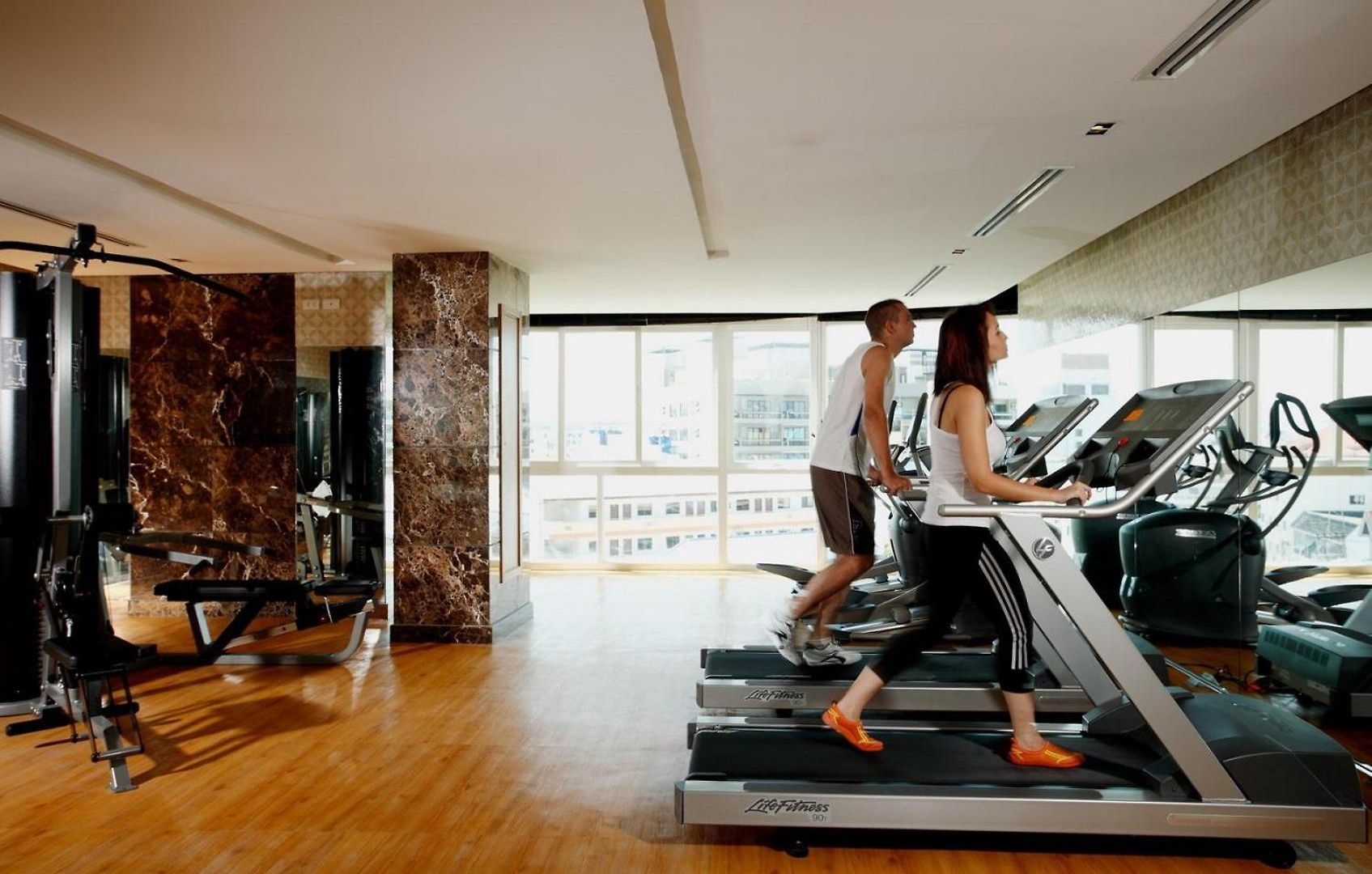 โรงแรม Centara Nova 4*