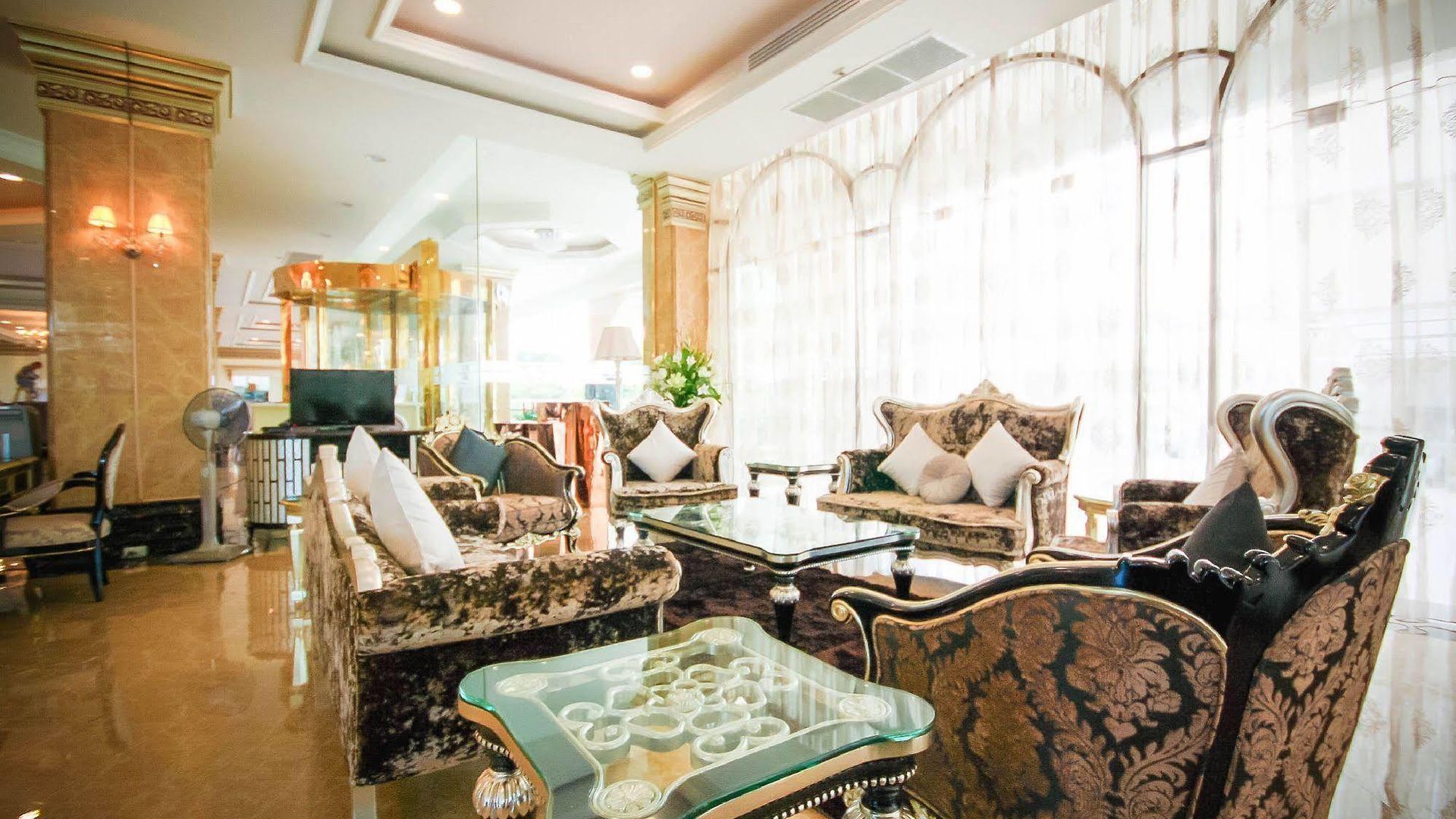 Crystal โรงแรม
