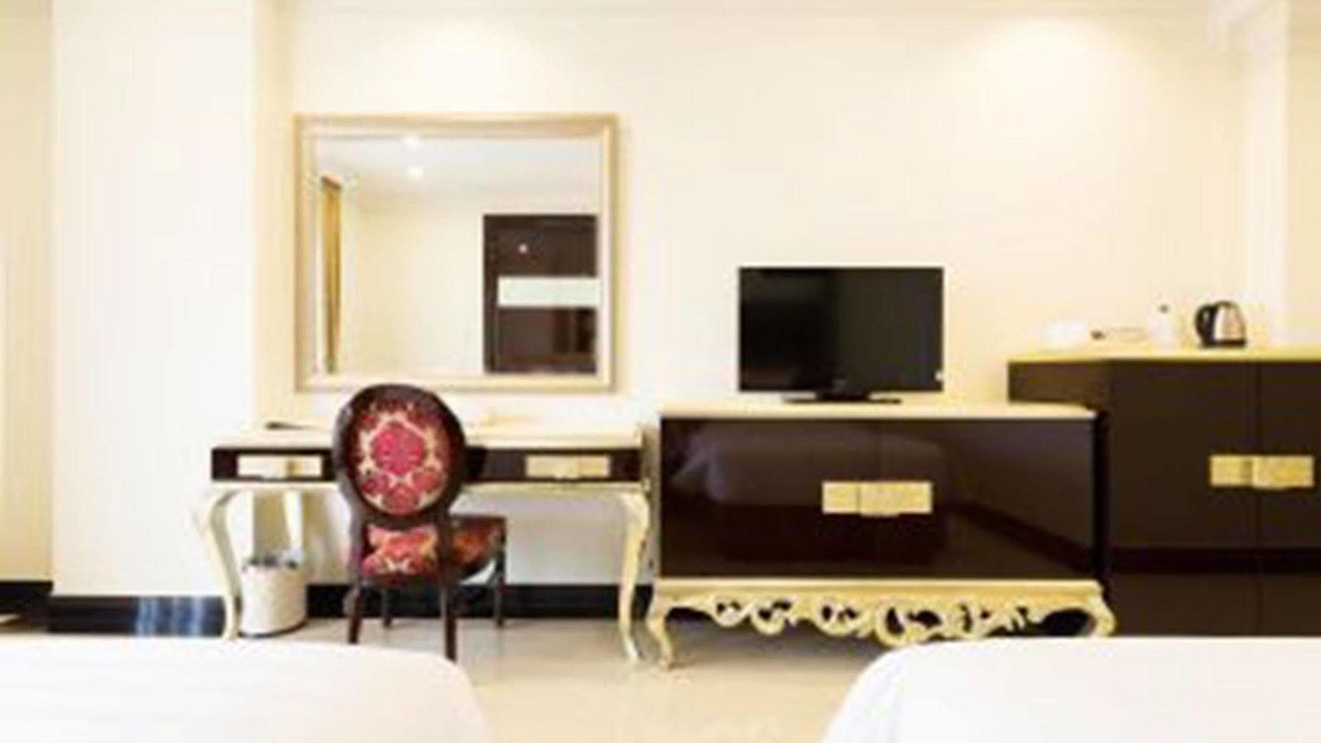 โรงแรม Crystal