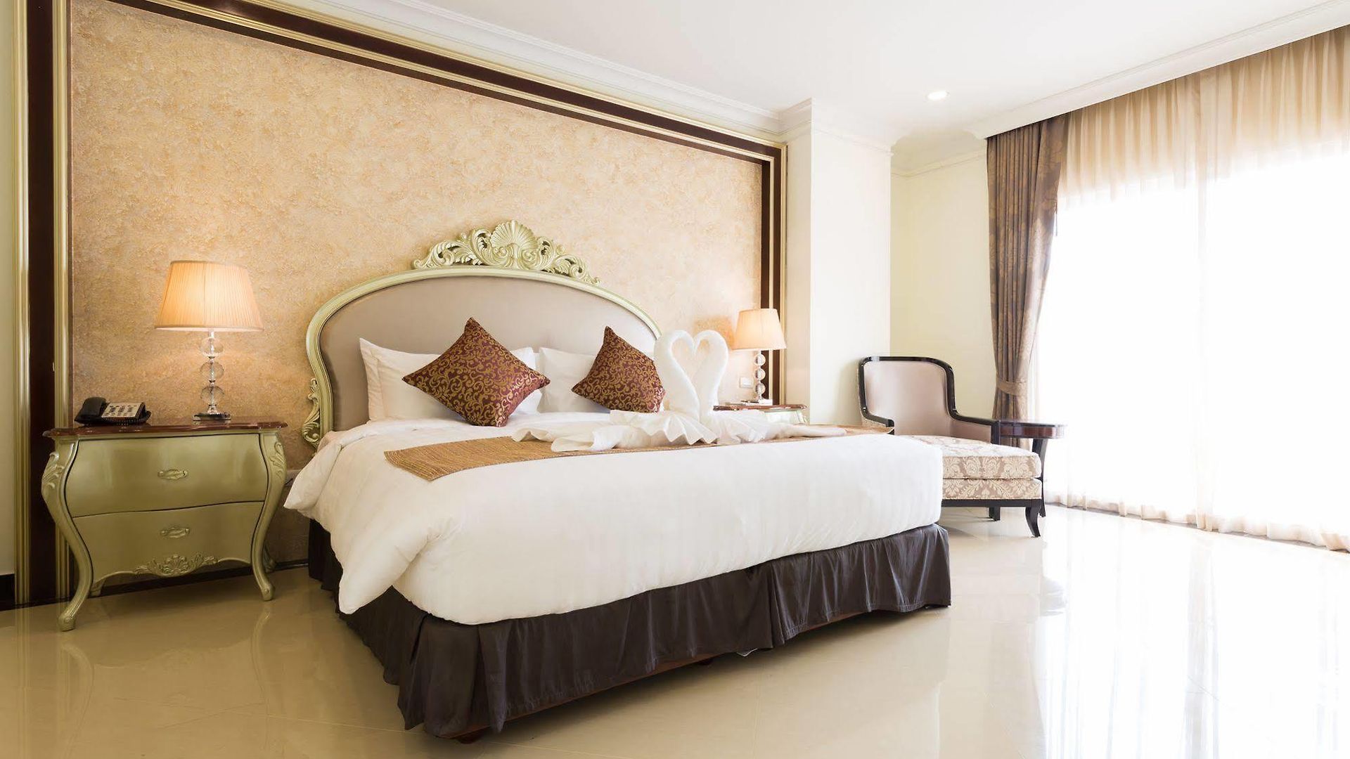 โรงแรม Crystal