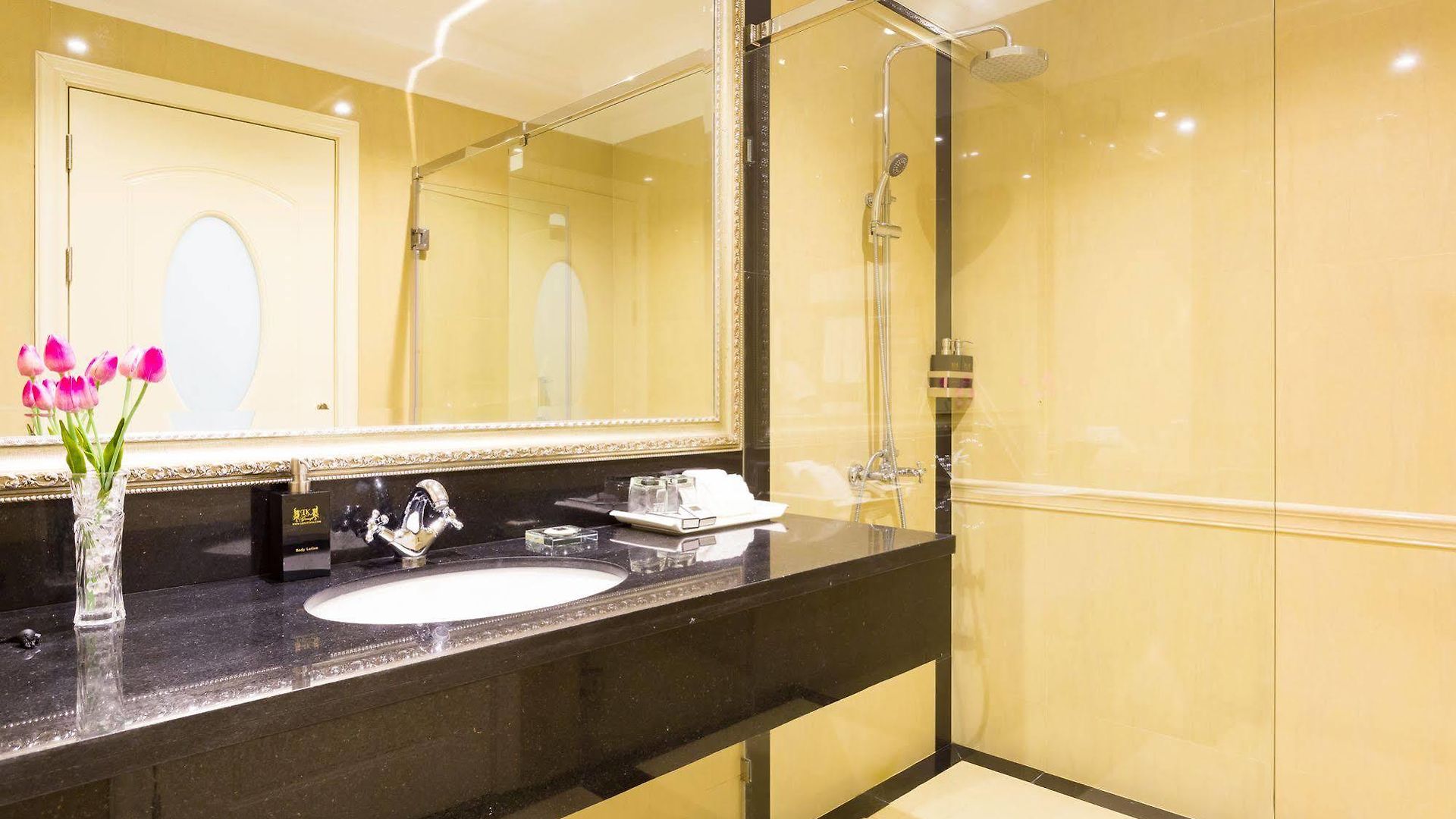 โรงแรม Crystal