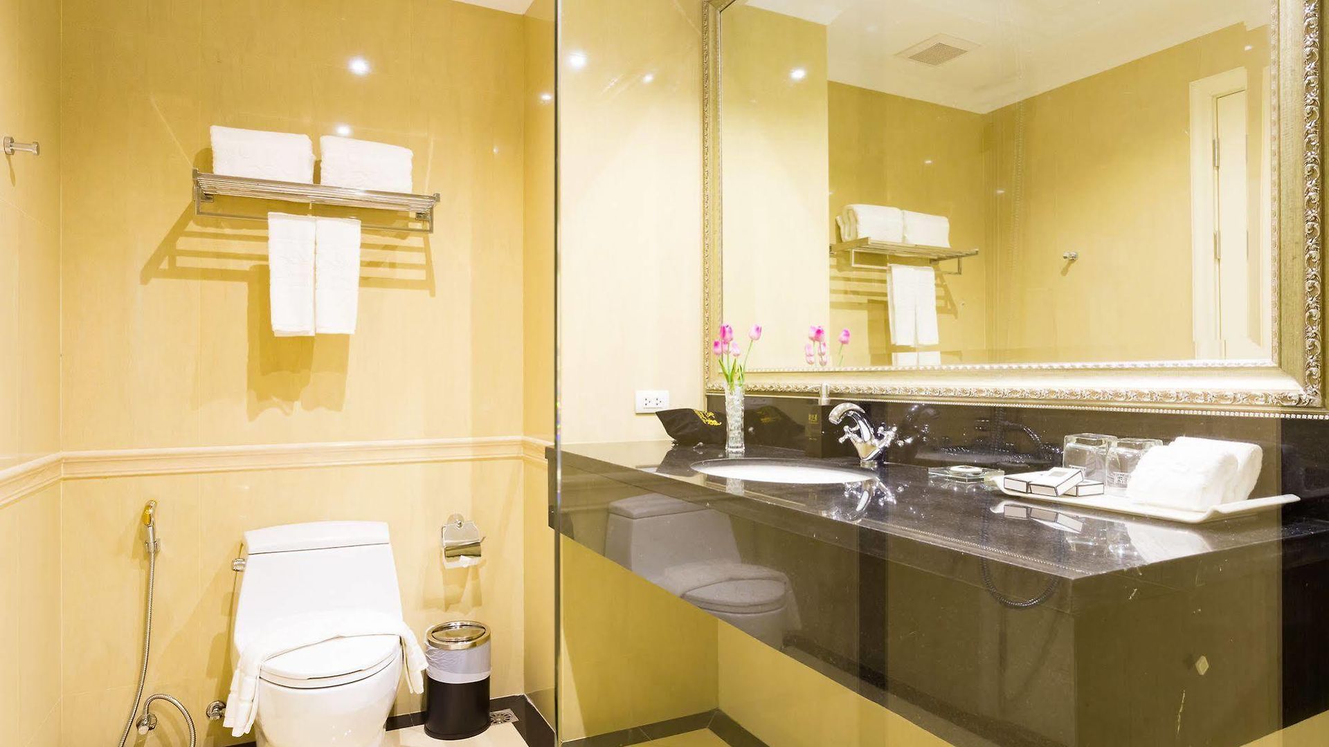Crystal โรงแรม 5*