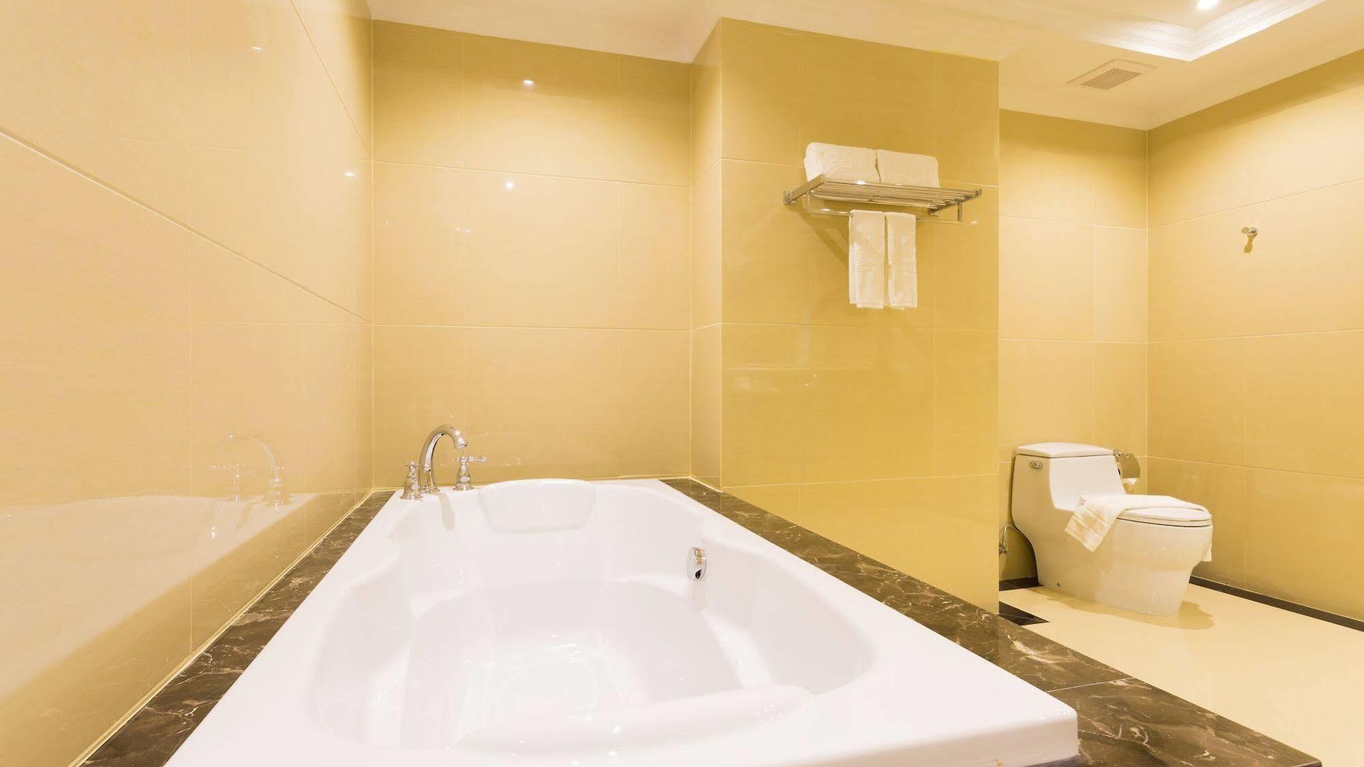 โรงแรม Crystal