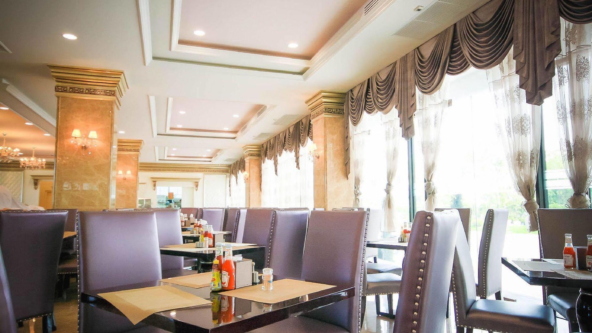 โรงแรม Crystal