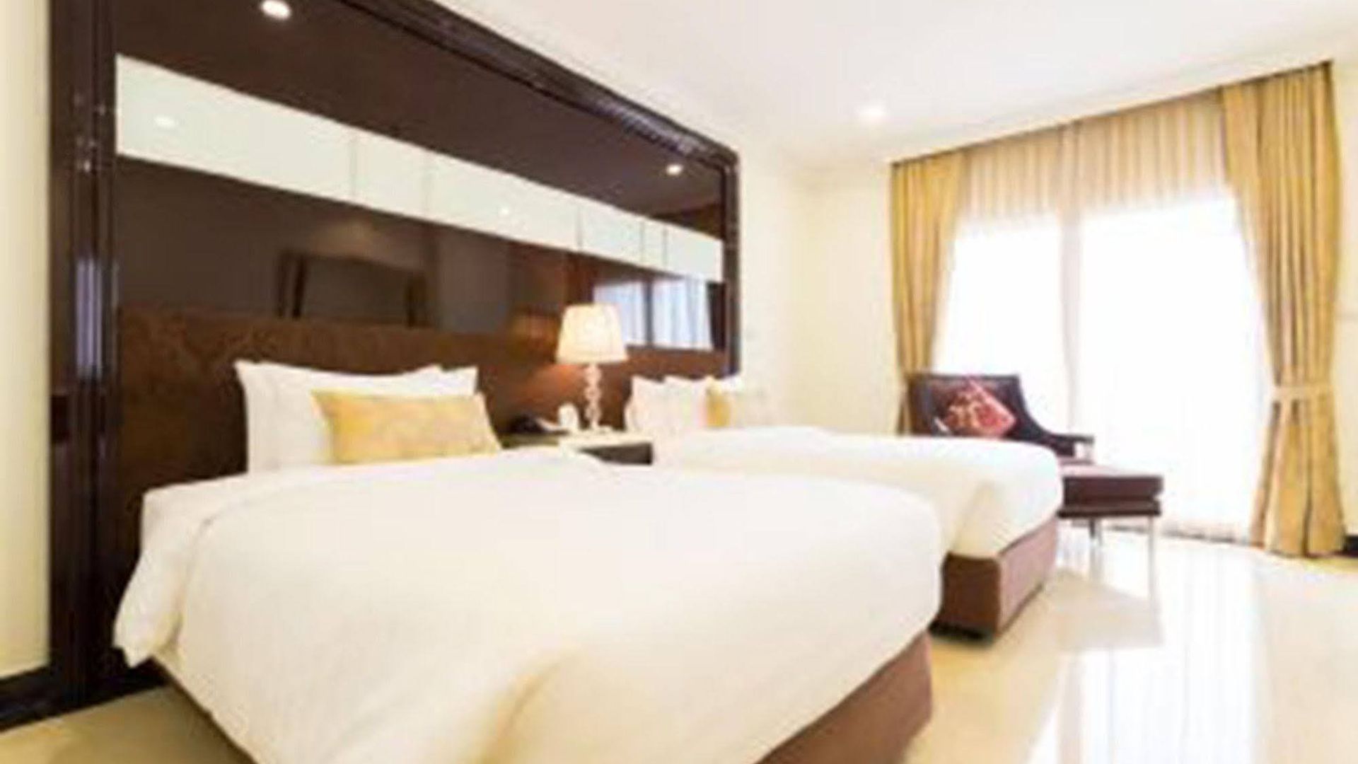 Crystal โรงแรม 5*