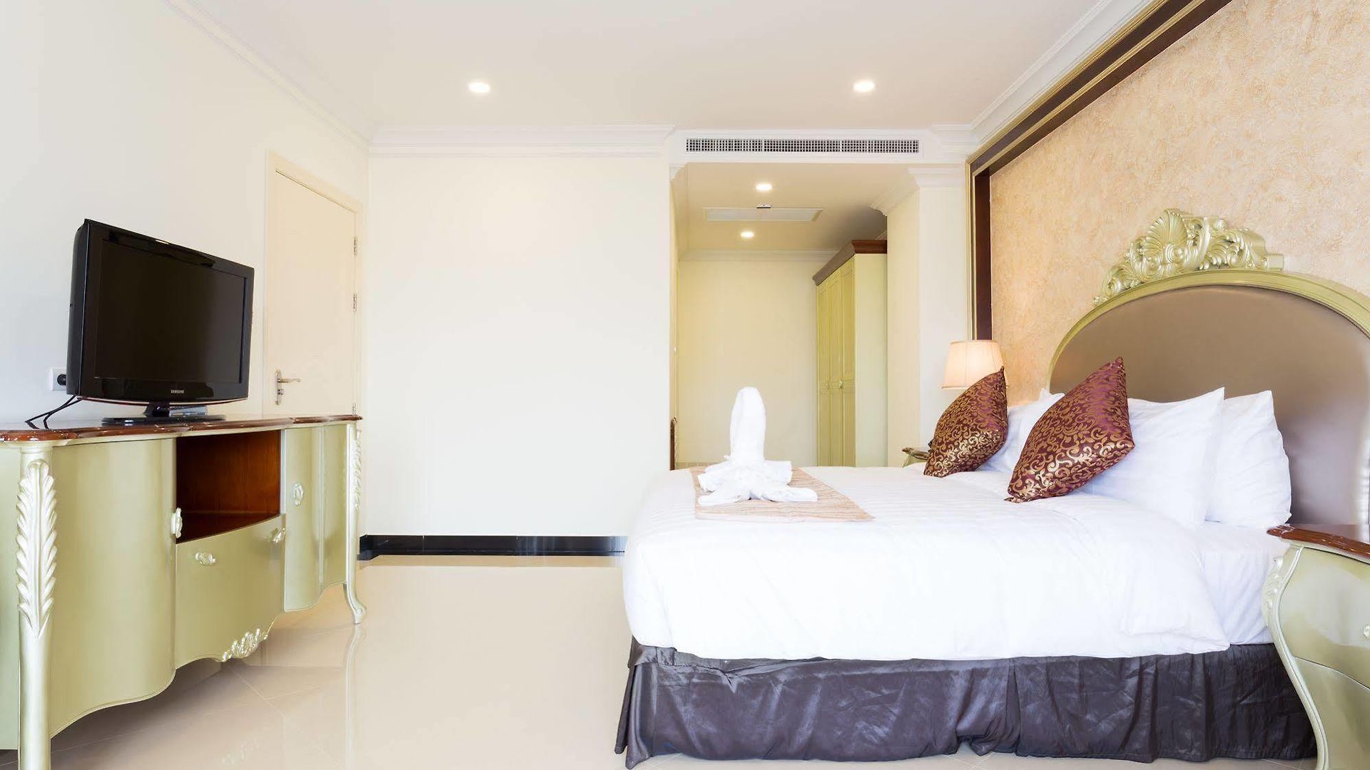 Crystal โรงแรม 5*