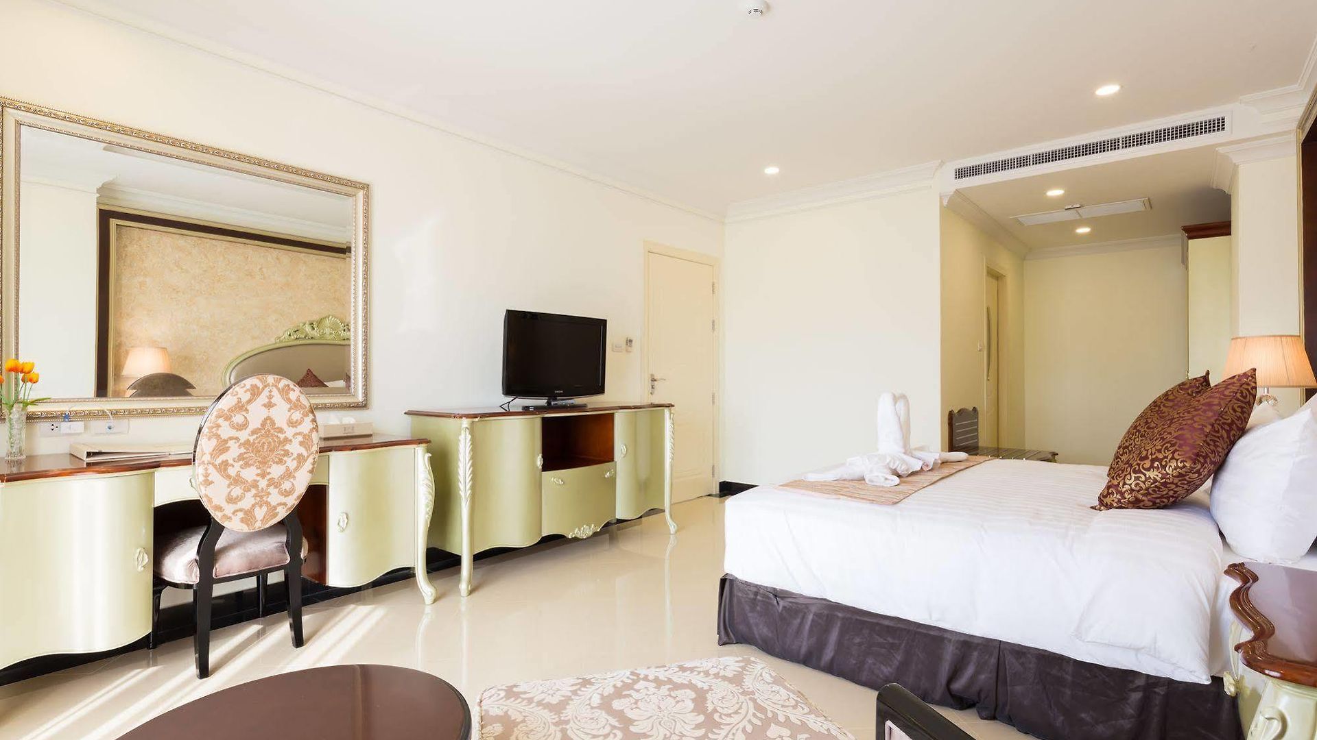 โรงแรม Crystal