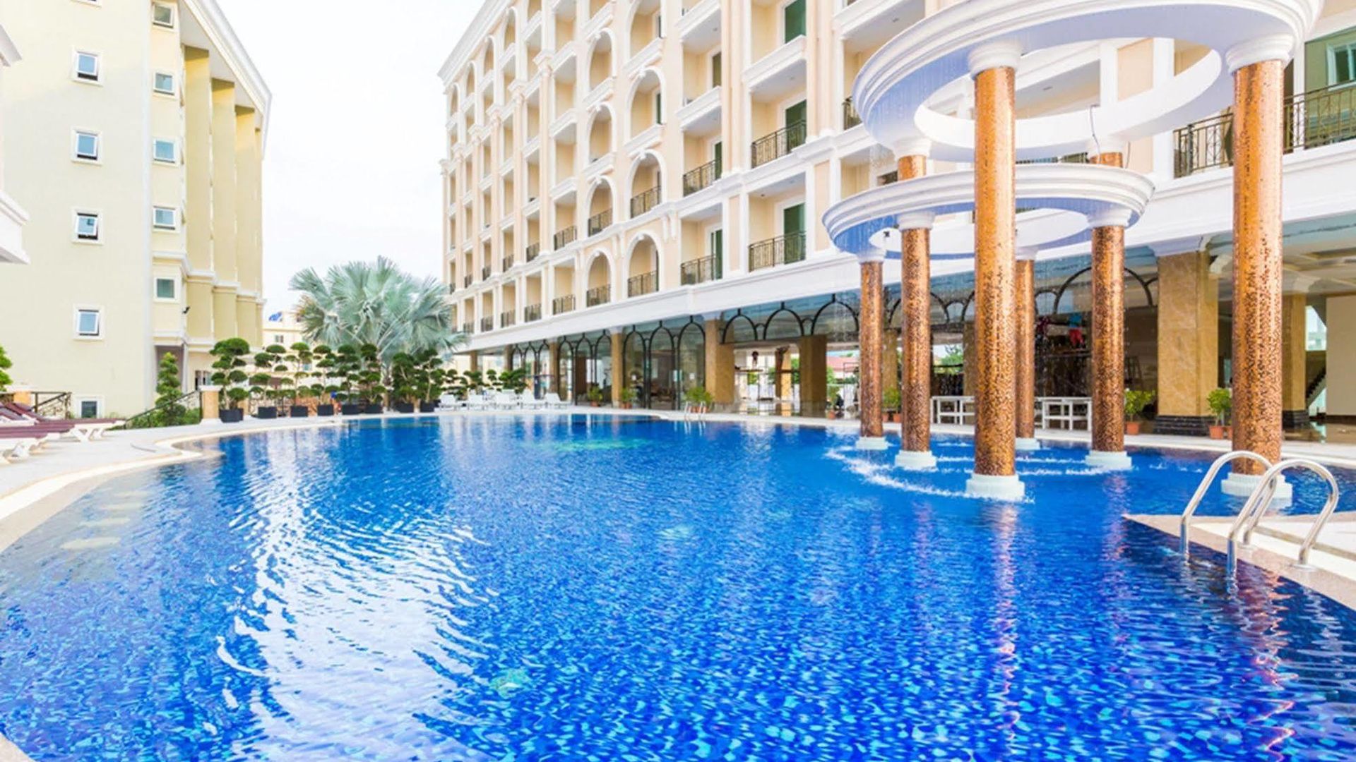 โรงแรม Crystal 5*