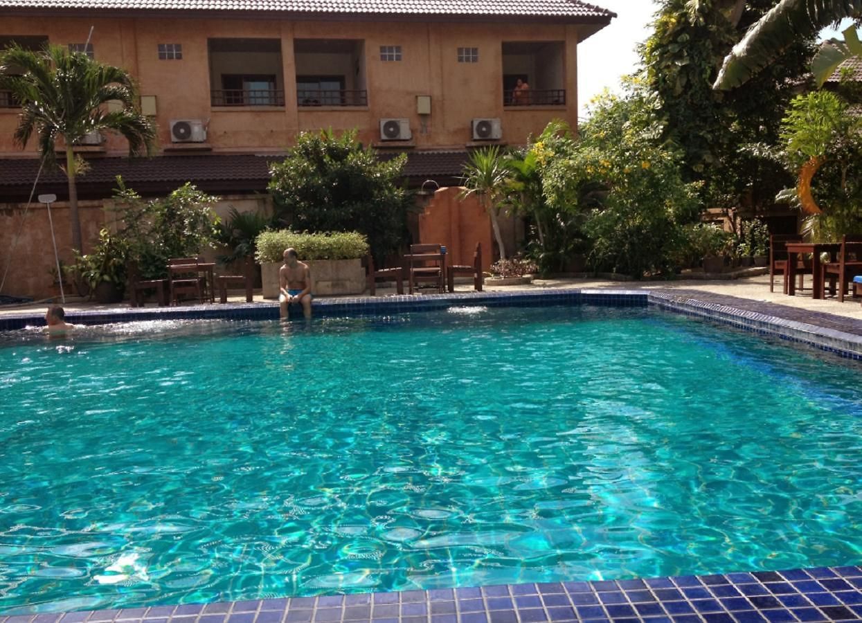 โรงแรม The 2*