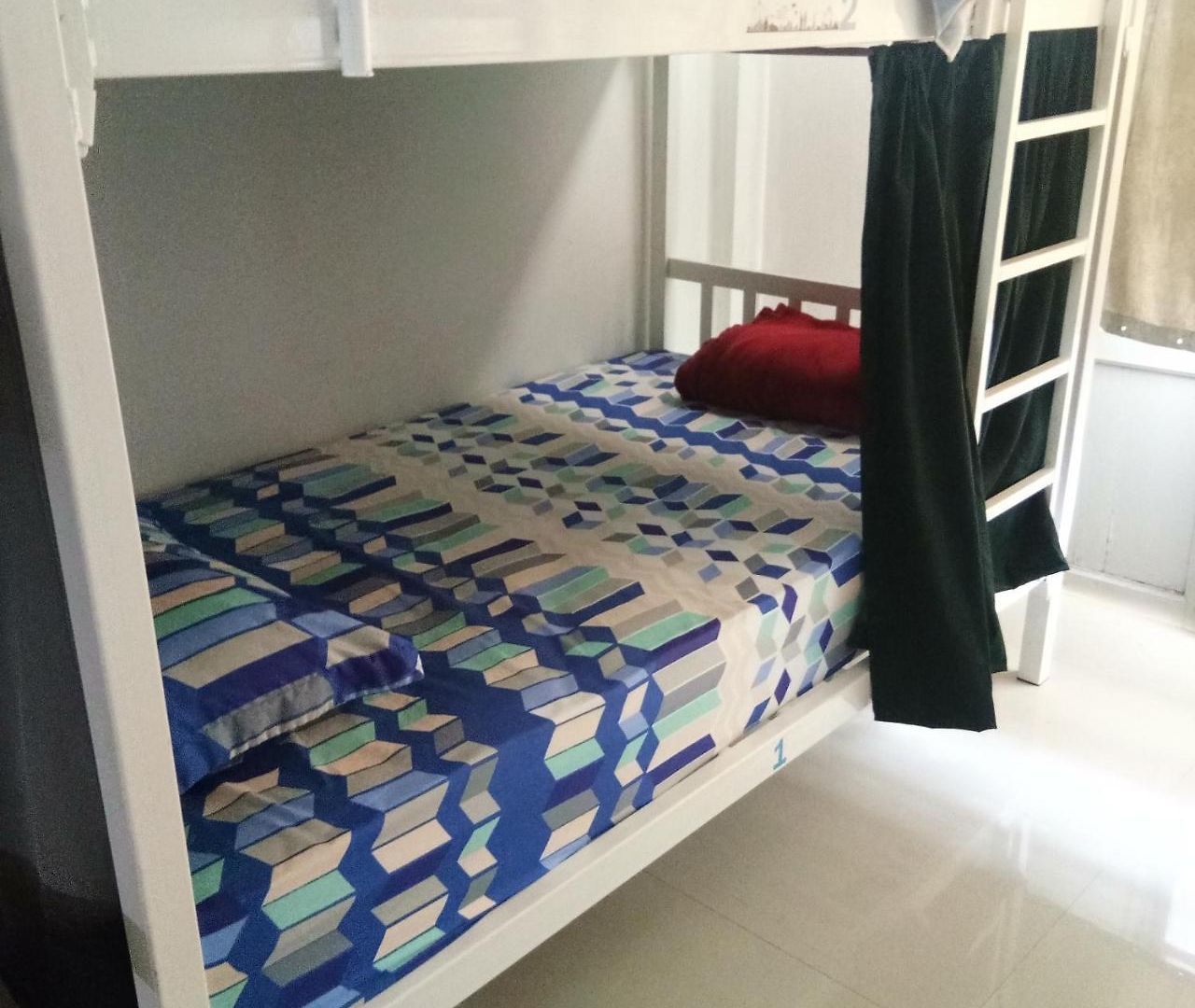 Backpackers (adults Only) *