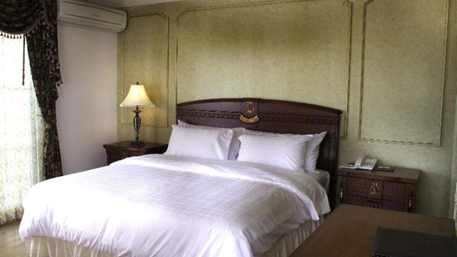 โรงแรม Four Seasons Place 4*