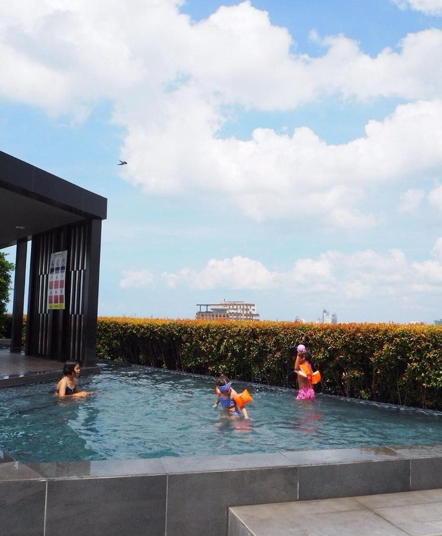 อพาร์ตโฮเทล The Base Central 3*