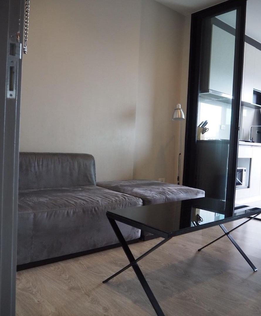 อพาร์ตโฮเทล The Base Central 3*