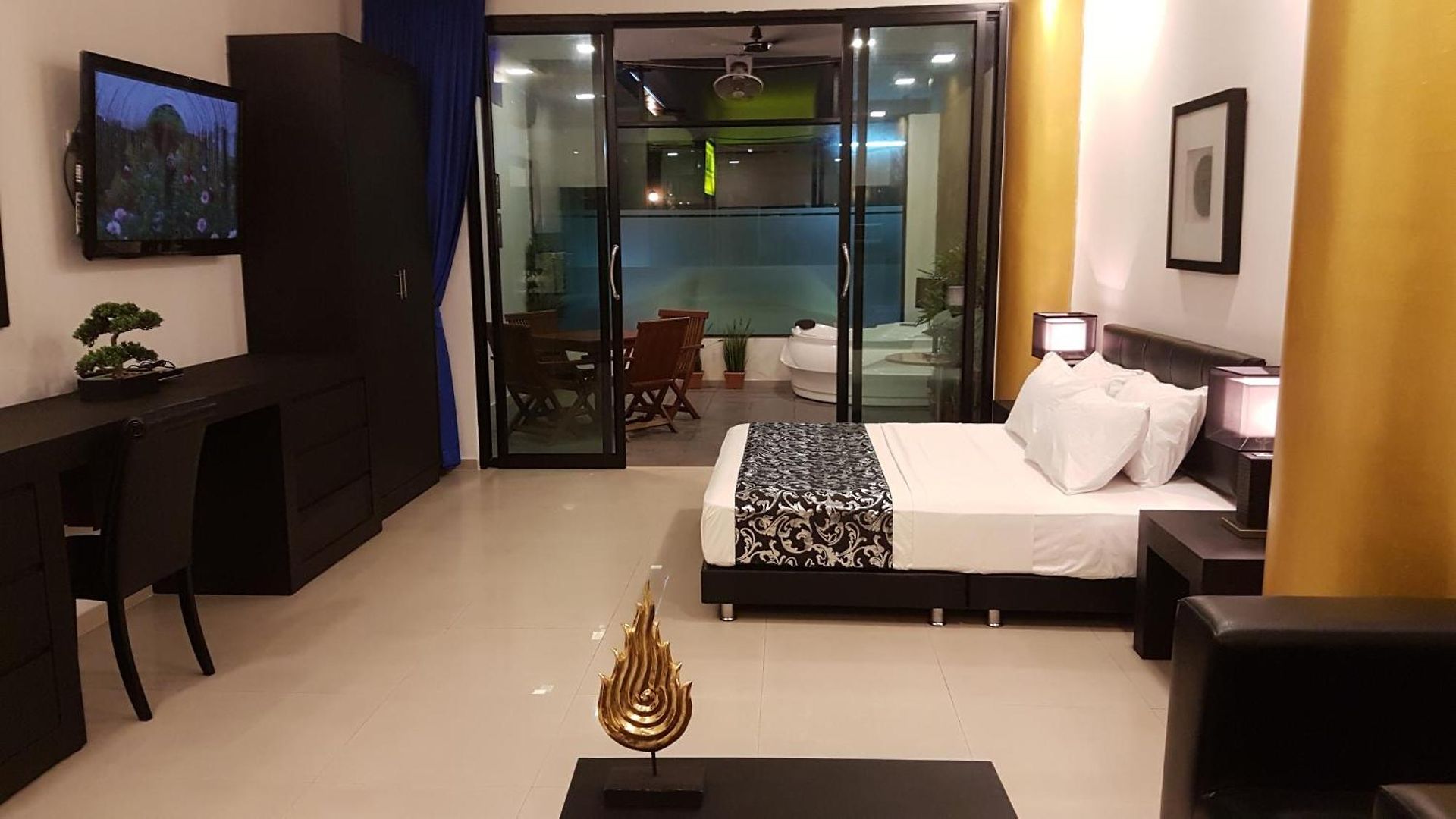 East โรงแรม