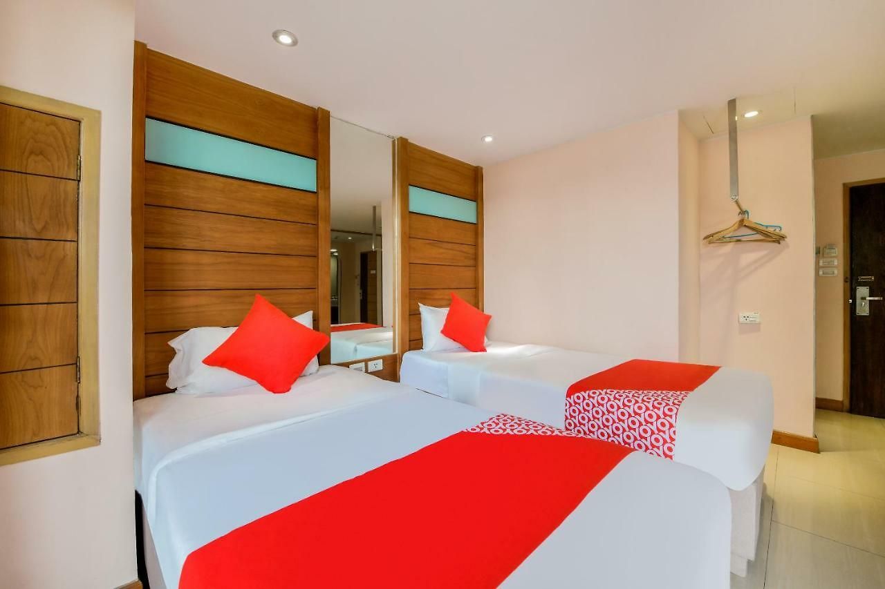 Oyo 143 Dday Resotel โรงแรม 4*