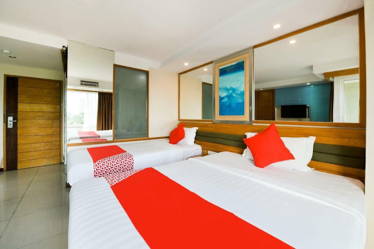Oyo 143 Dday Resotel โรงแรม 4*