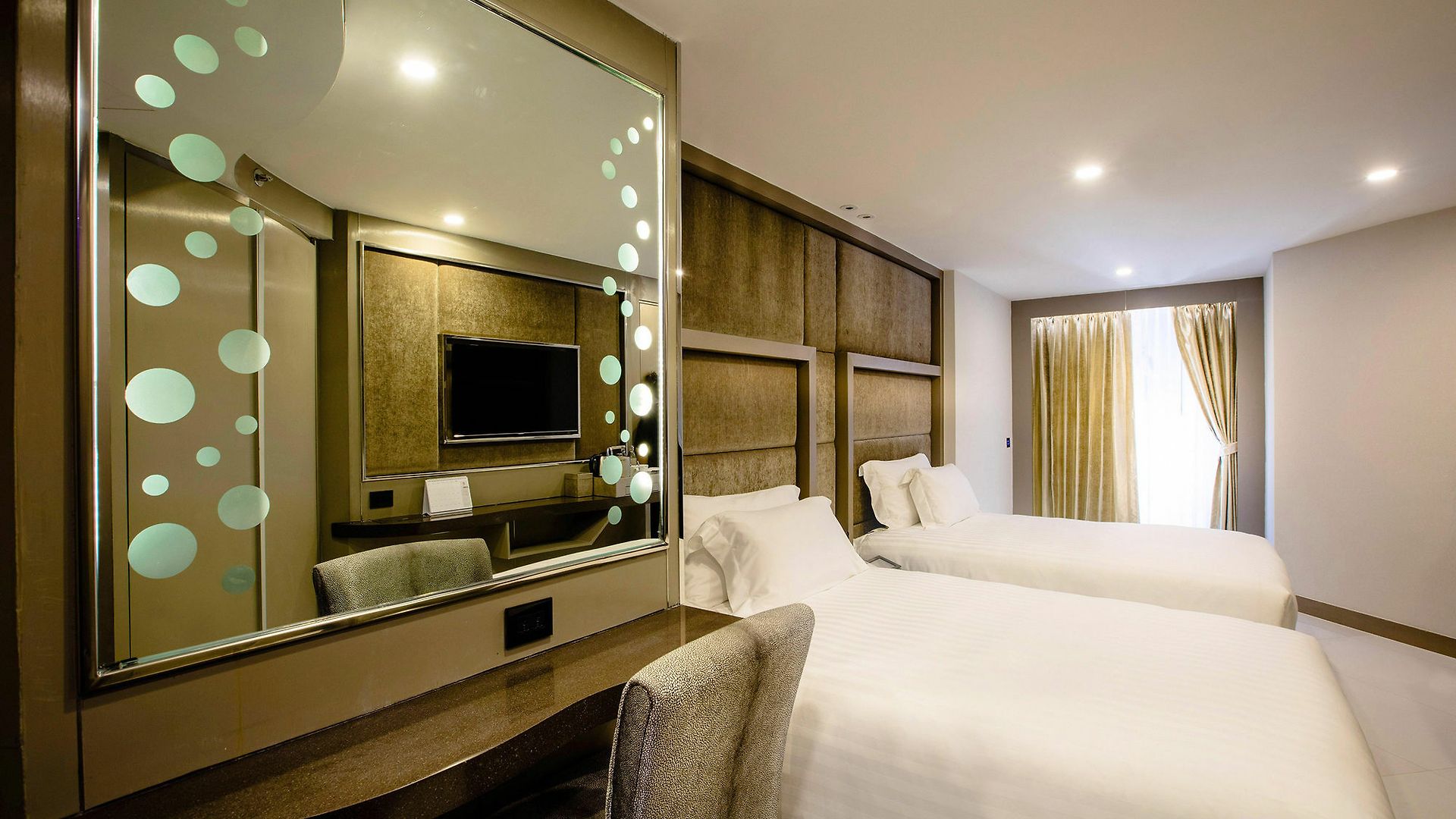 โรงแรม Azure 4*