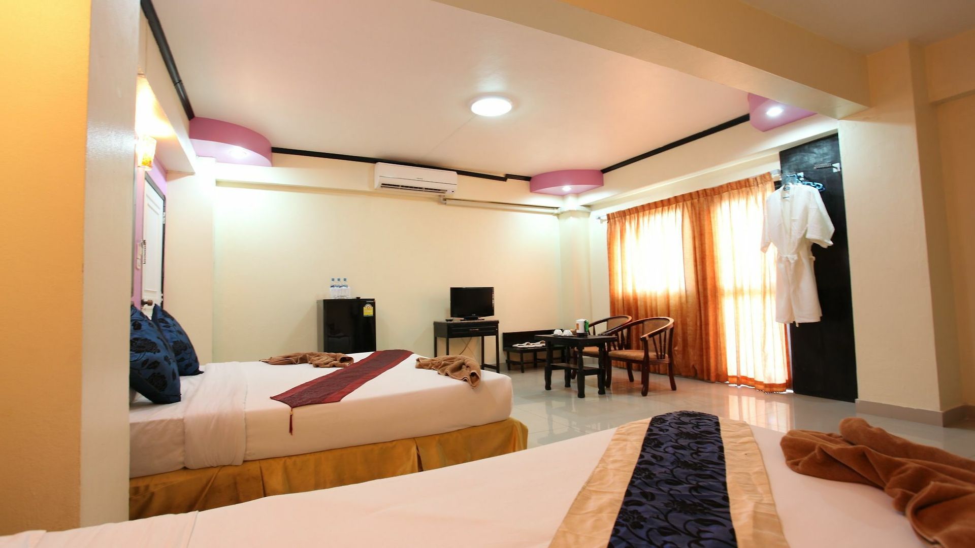 โรงแรมโฮม พัทยา โรงแรม 3*