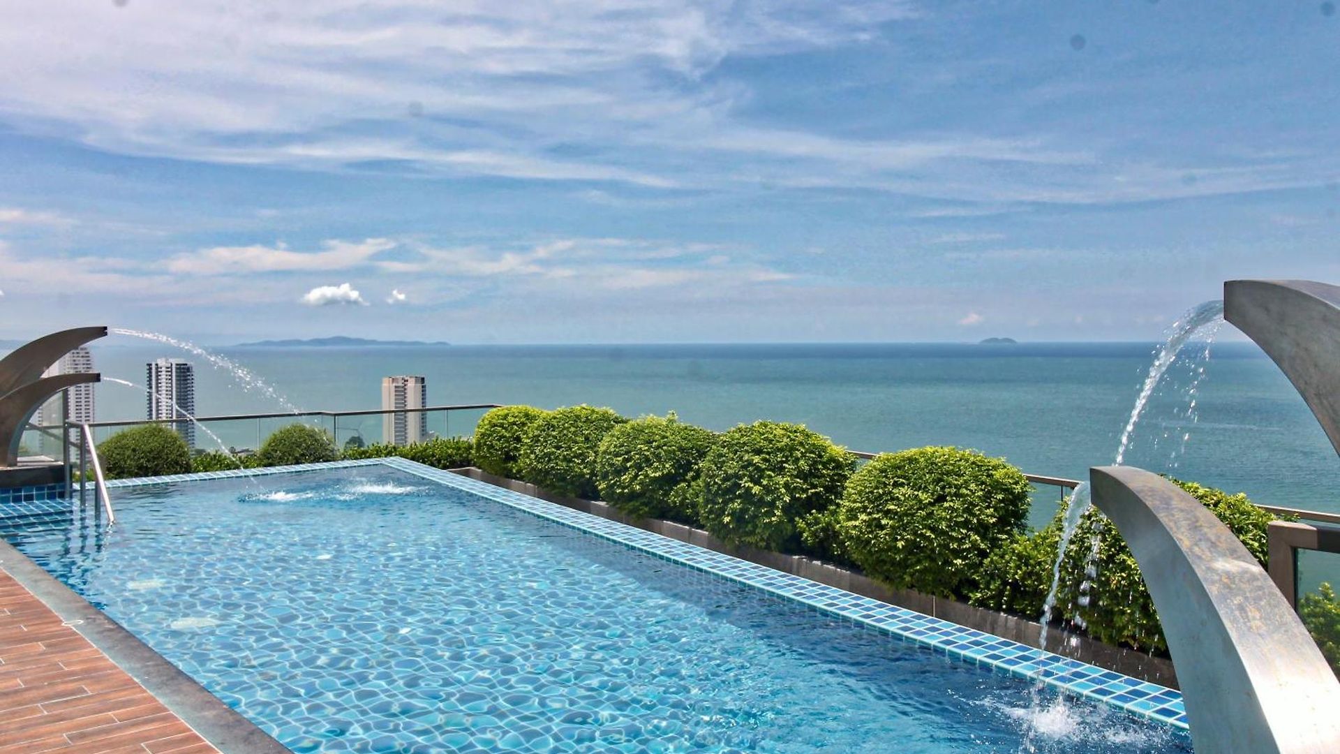 อพาร์ทเม้น The Peak Towers - Luxury High Floor Ocean View - 2 Pools & Gym Pattaya