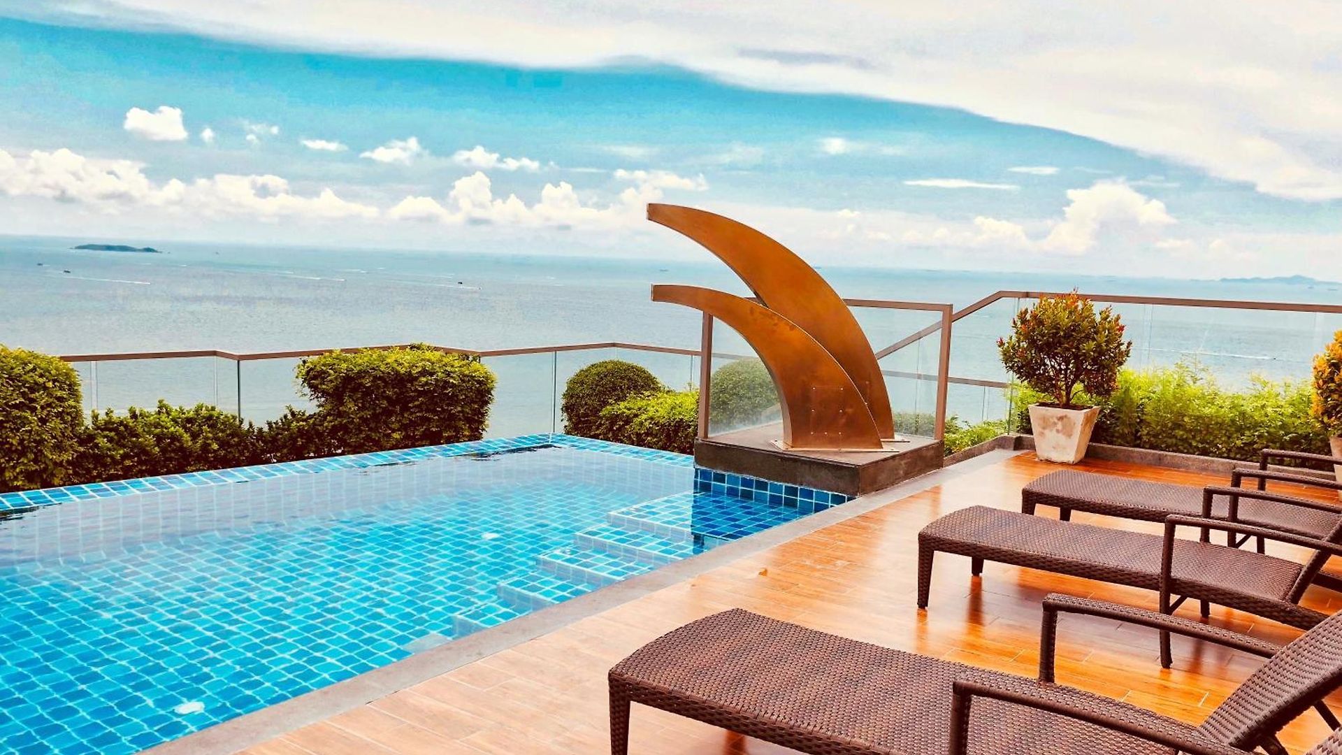 อพาร์ทเม้น The Peak Towers - Luxury High Floor Ocean View - 2 Pools & Gym *