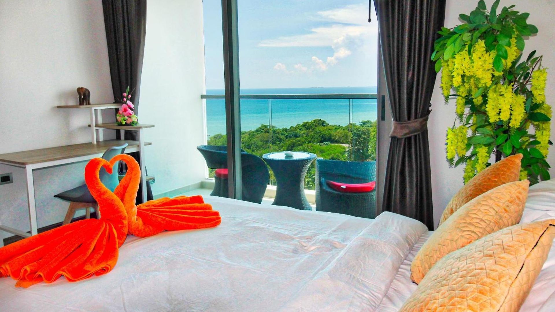 อพาร์ทเม้น The Peak Towers - Luxury High Floor Ocean View - 2 Pools & Gym