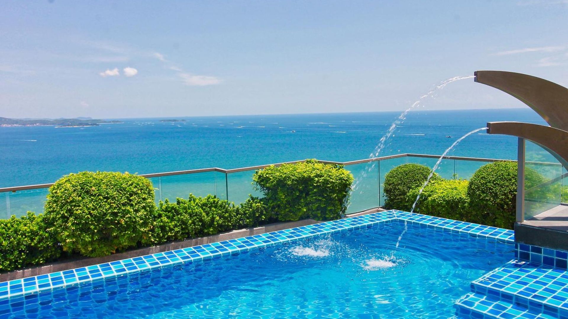 อพาร์ทเม้น The Peak Towers - Luxury High Floor Ocean View - 2 Pools & Gym Pattaya