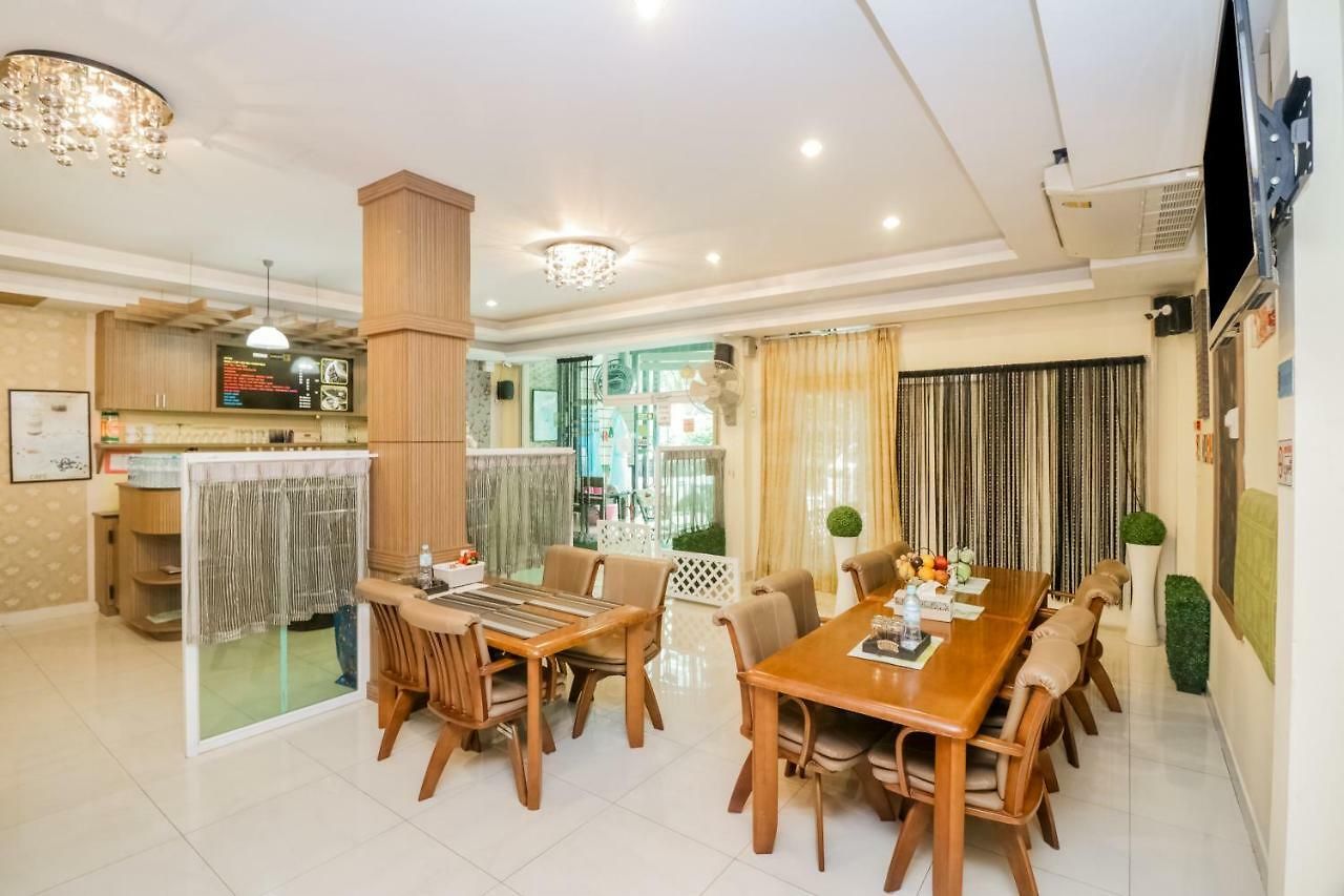 โรงแรม Oyo 146 Rivana Boutique By Sandara 3*
