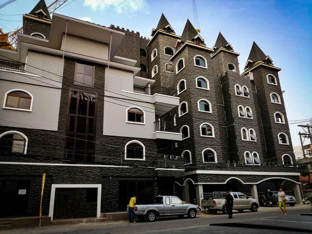 โรงแรม Castle Suites