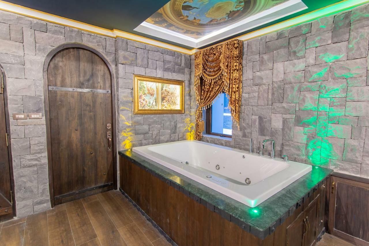 โรงแรม Castle Suites