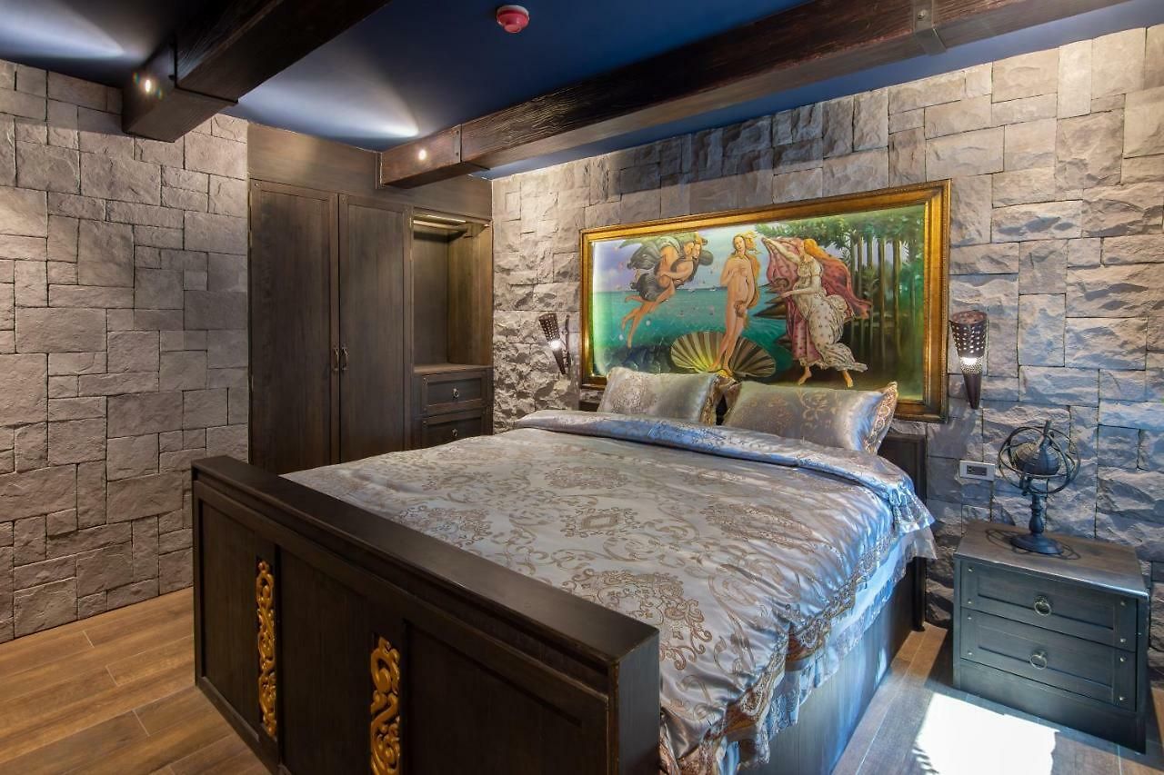 โรงแรม Castle Suites
