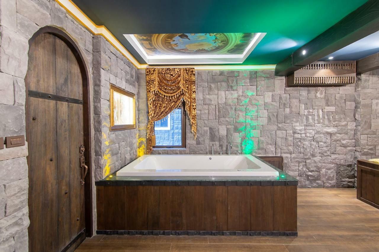 โรงแรม Castle Suites