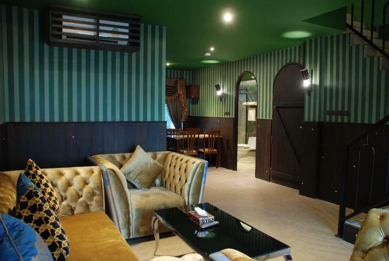 โรงแรม Castle Suites