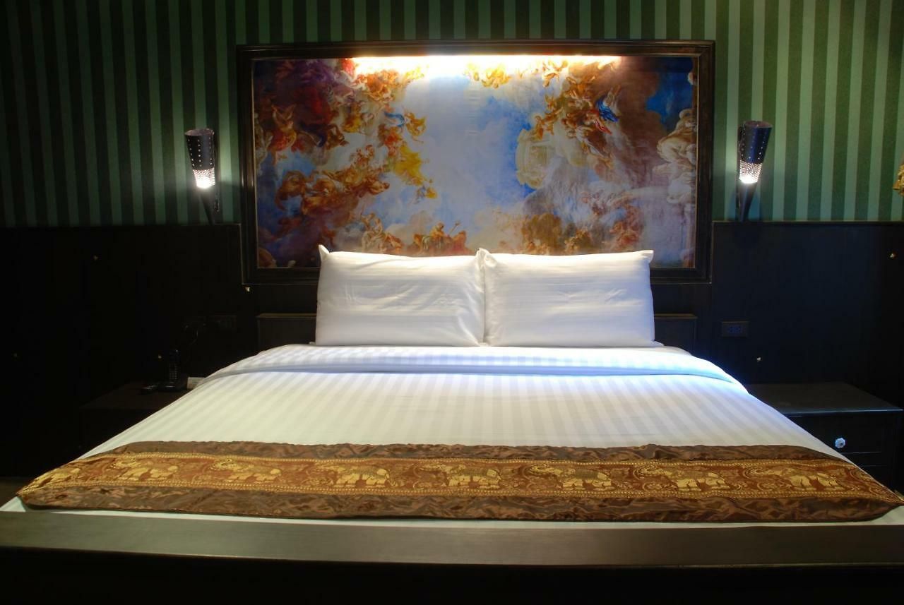 โรงแรม Castle Suites 5*