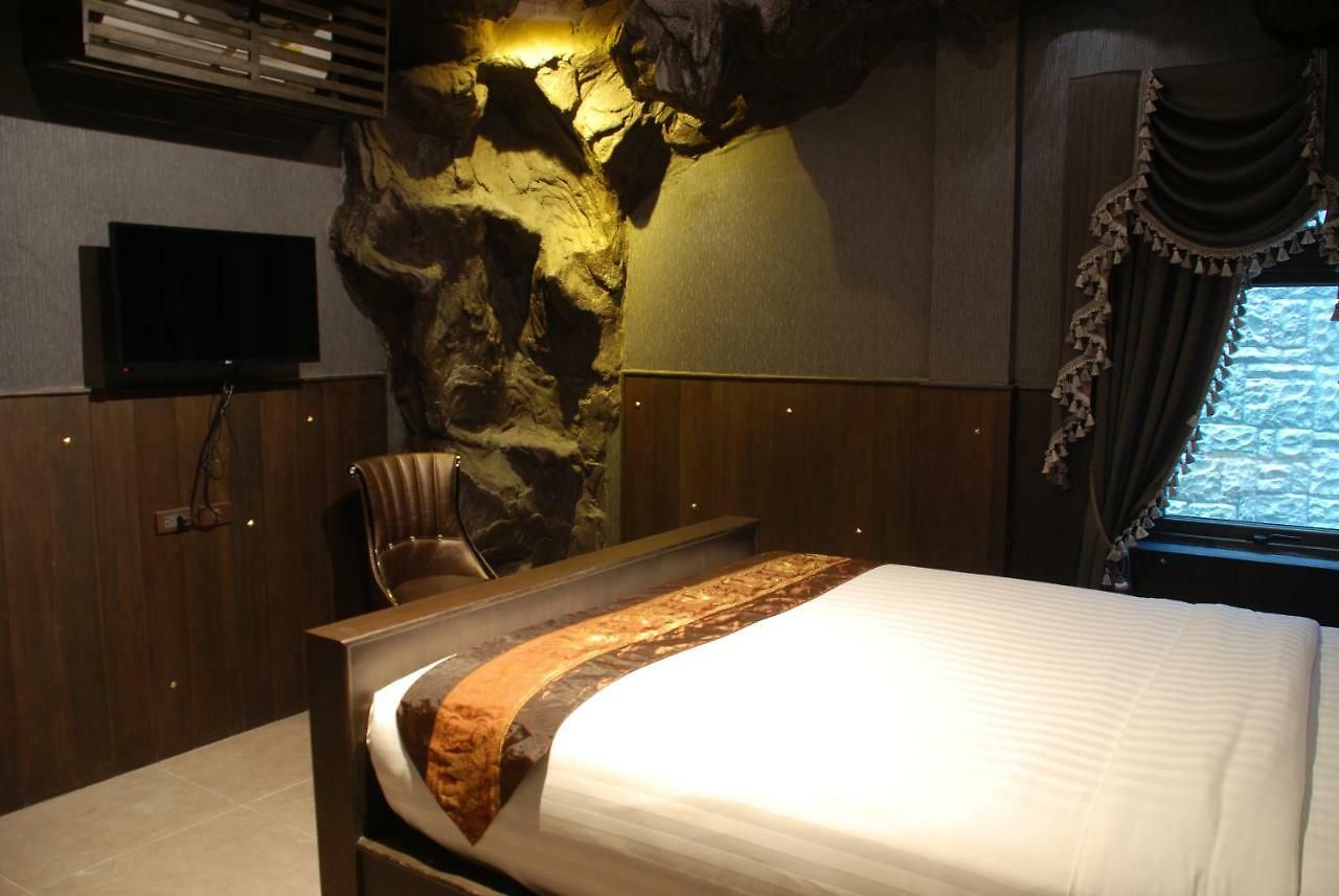 โรงแรม Castle Suites