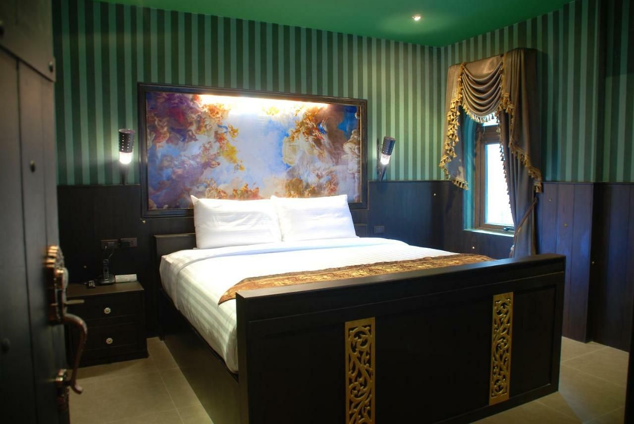 โรงแรม Castle Suites 5*