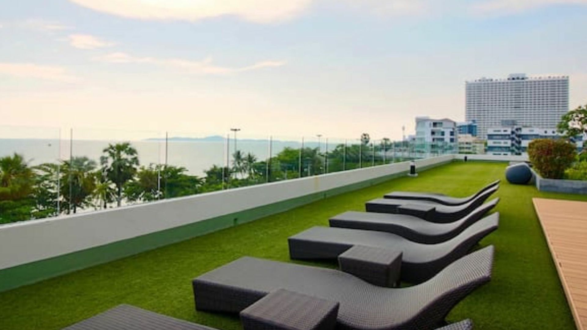 อพาร์ทเม้น Everyday Beachfront Stylish Luxury Jomtien Pattaya