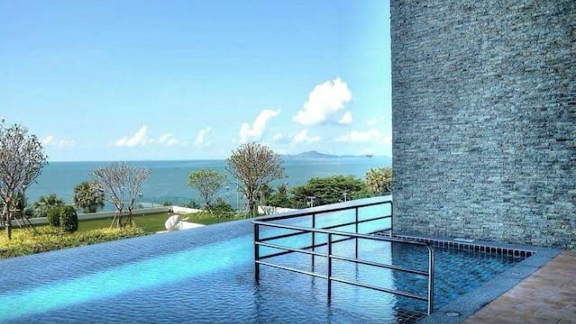 อพาร์ทเม้น Everyday Beachfront Stylish Luxury Jomtien