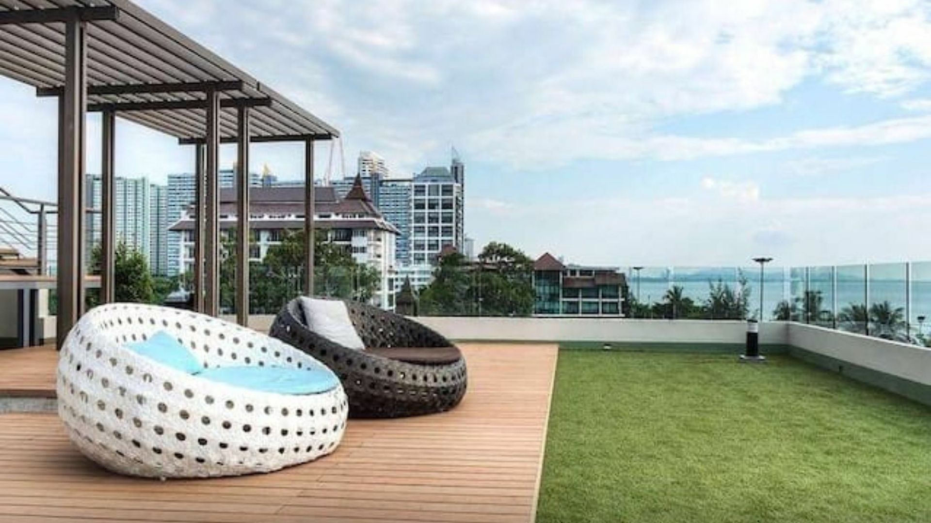 อพาร์ทเม้น Everyday Beachfront Stylish Luxury Jomtien Pattaya