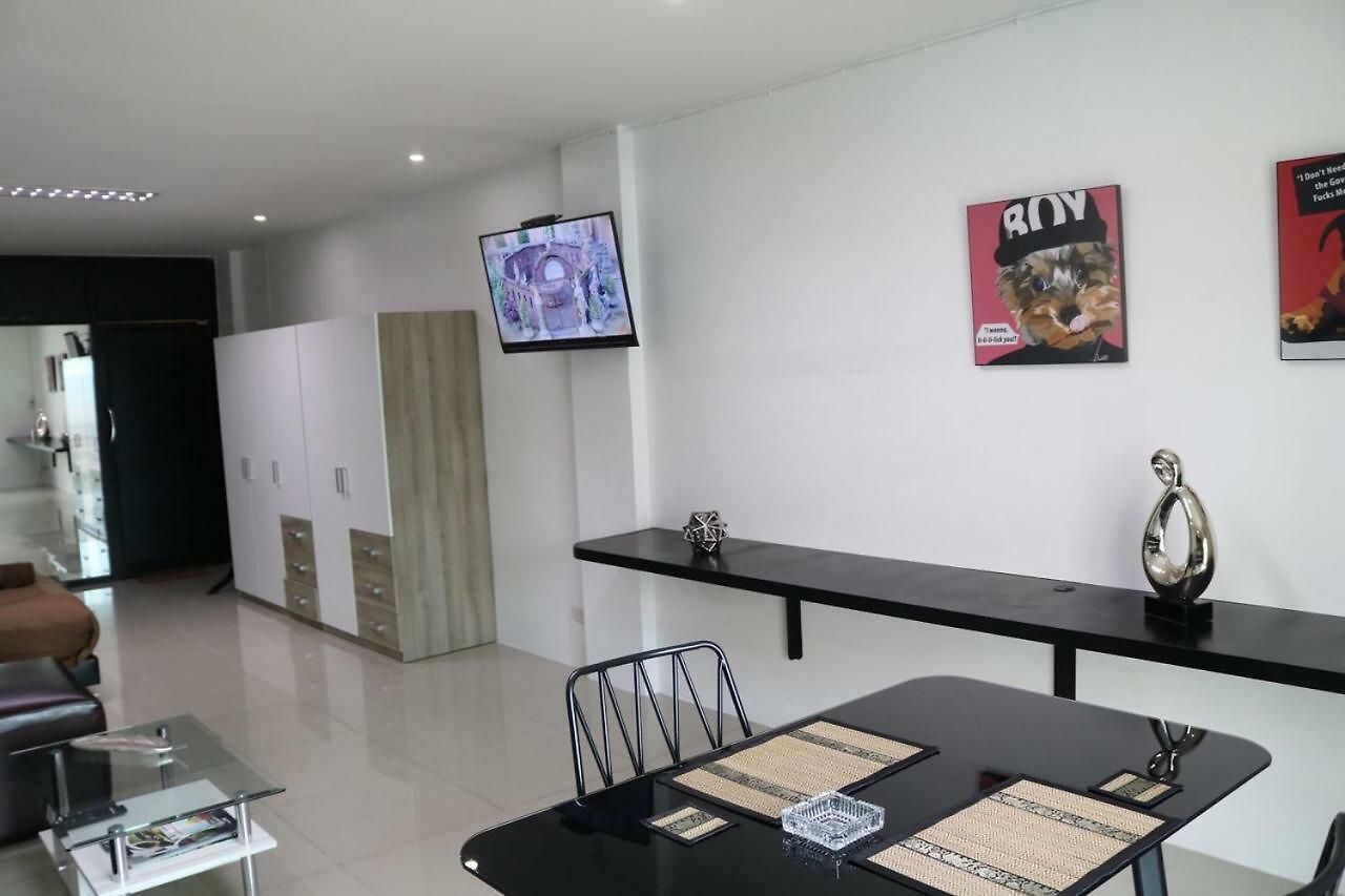 The Spot Bar & Gallery บ้านพัก Pattaya