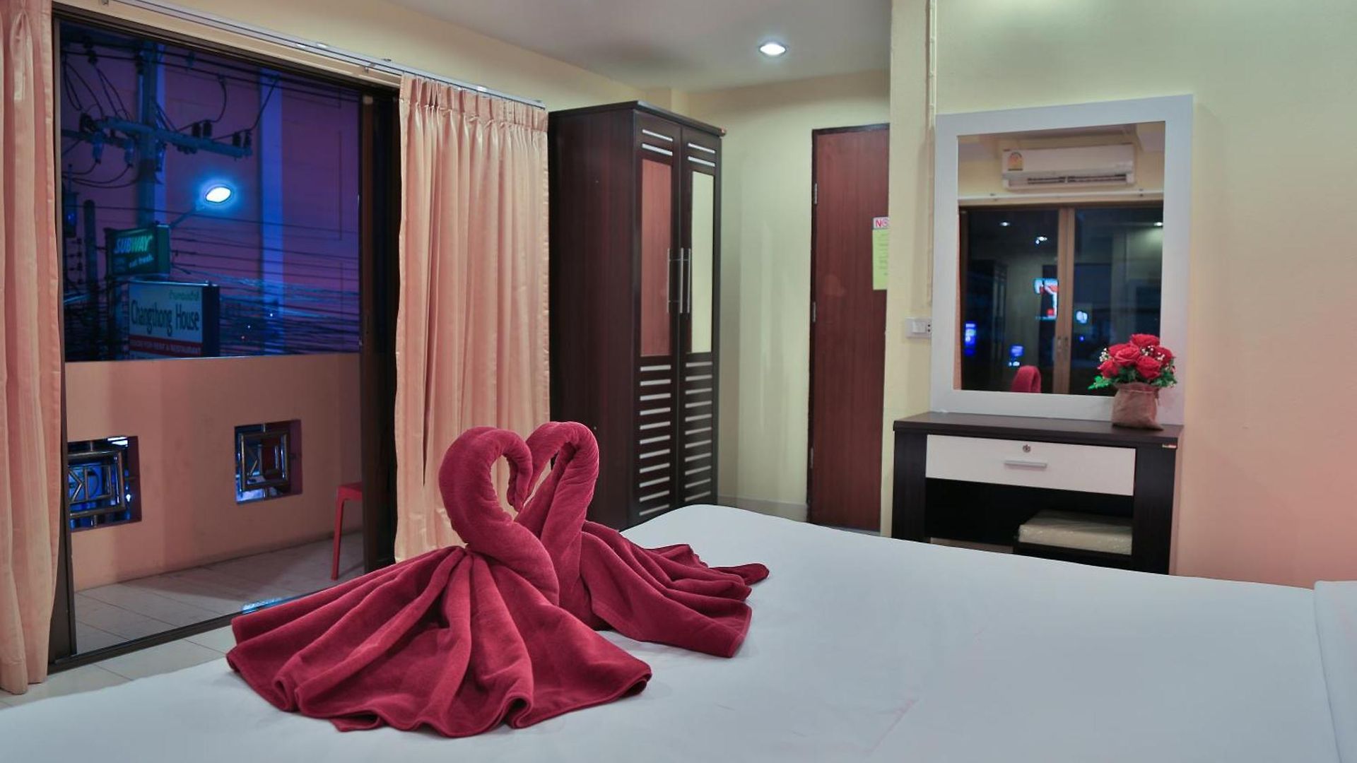 Harrys Bar & Restaurant โรงแรม Pattaya