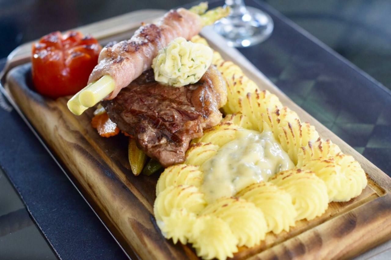 Harrys Bar & Restaurant โรงแรม 3*