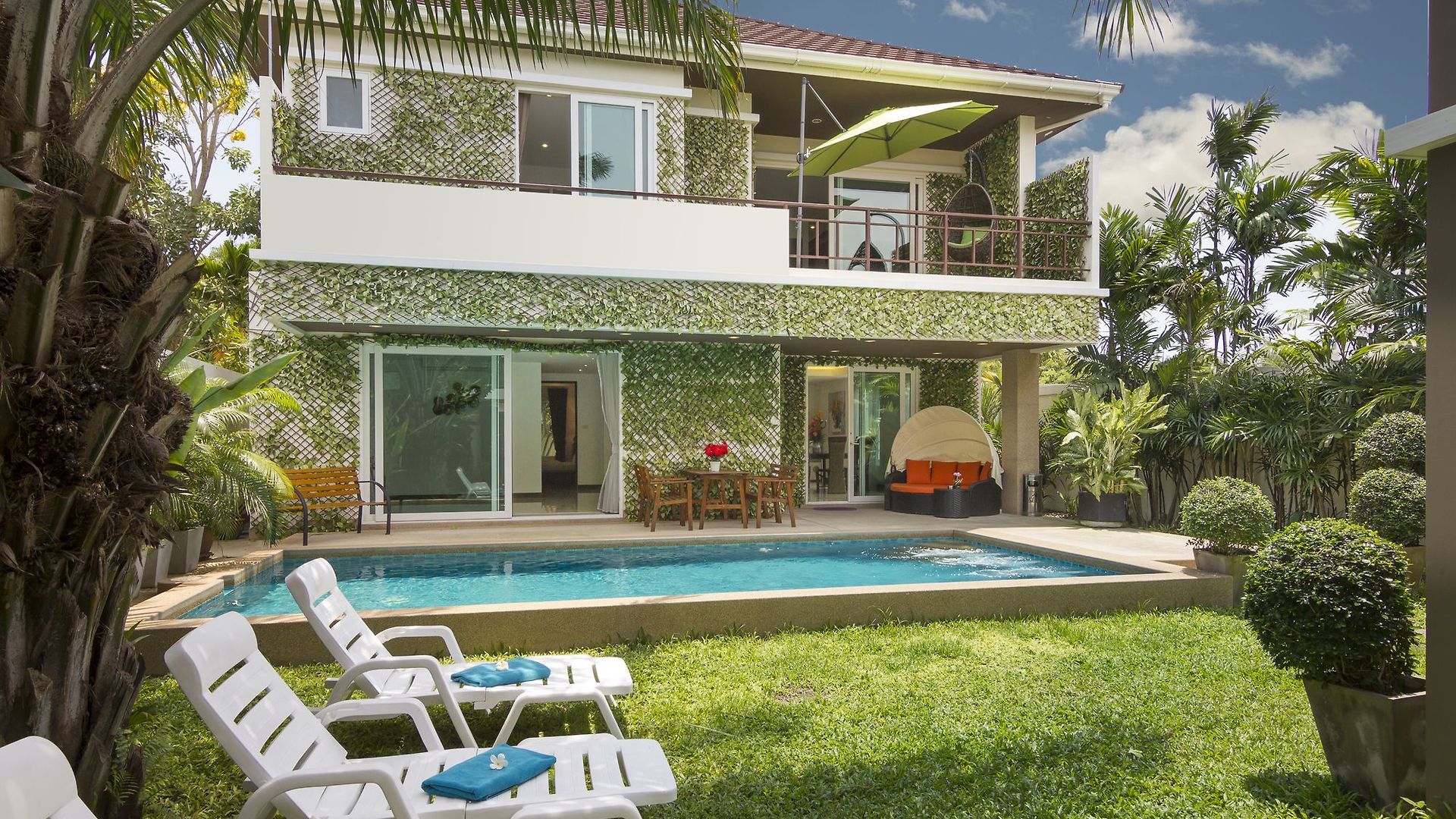 Tropicana Pool โรงแรม *