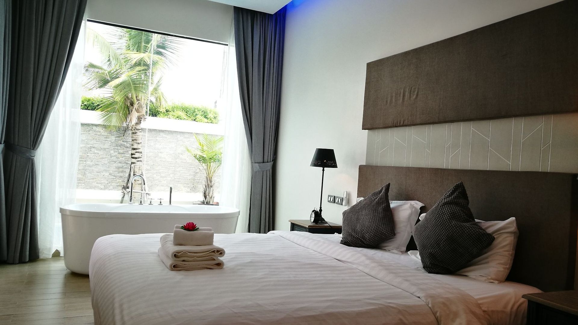 Tropicana Pool โรงแรม Pattaya