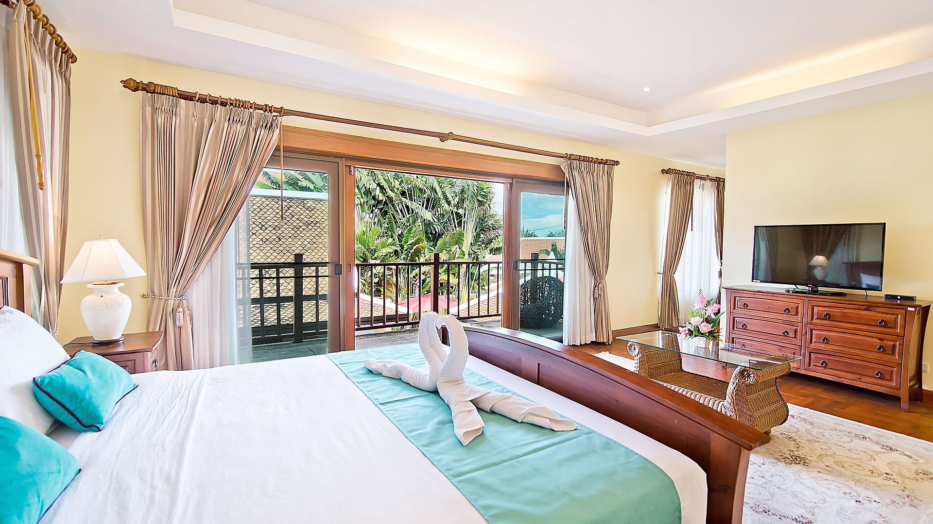 Tropicana Pool โรงแรม Pattaya