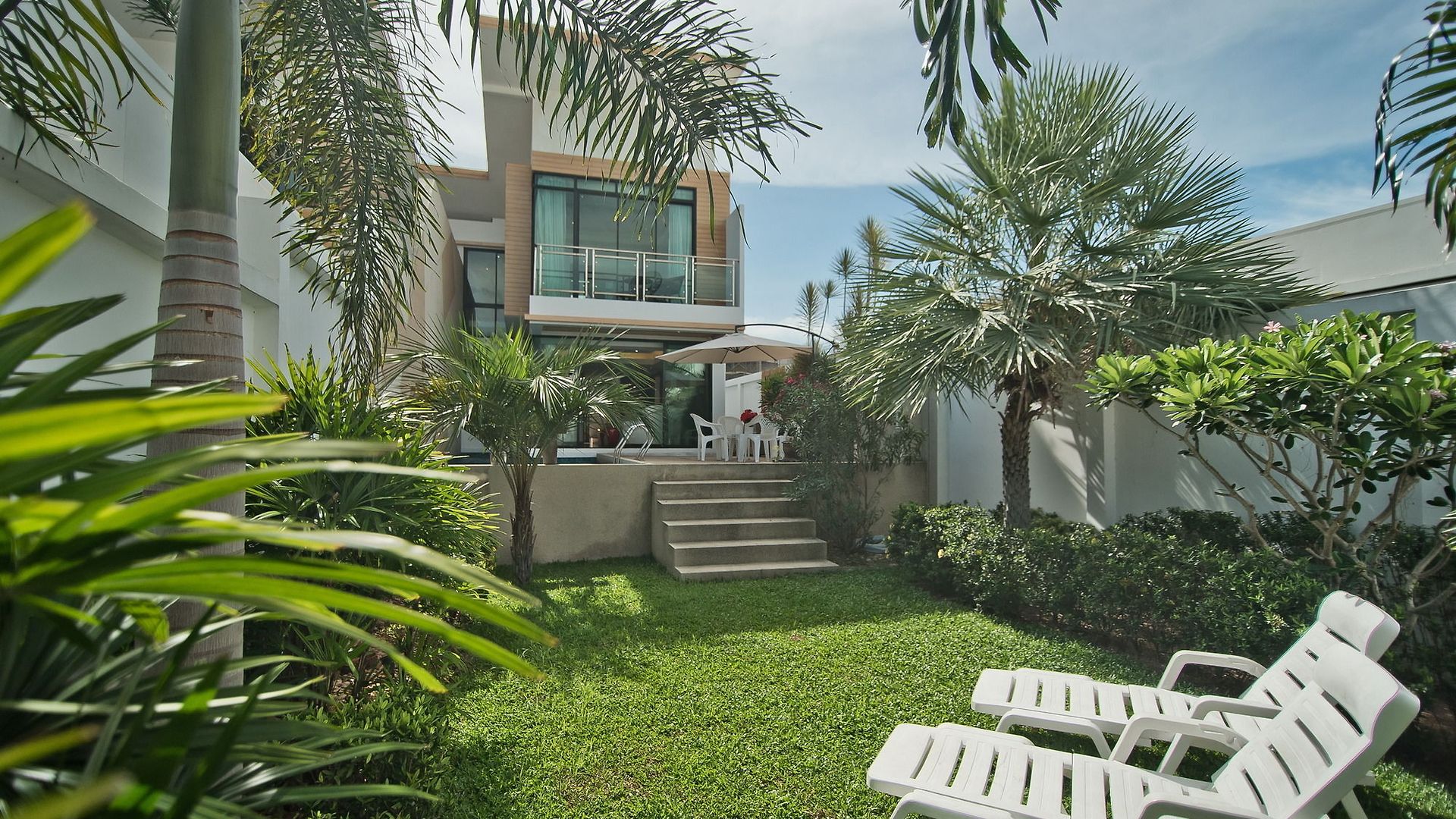 Tropicana Pool โรงแรม *