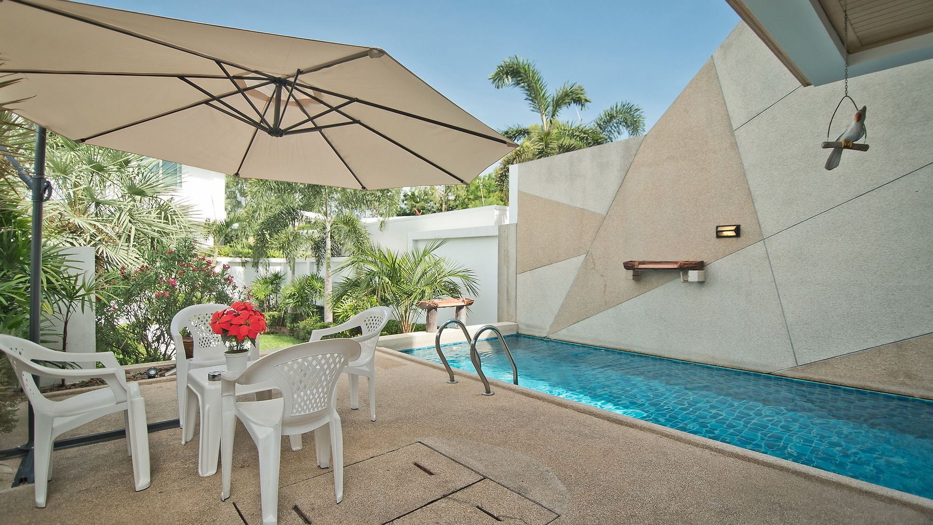 Tropicana Pool โรงแรม