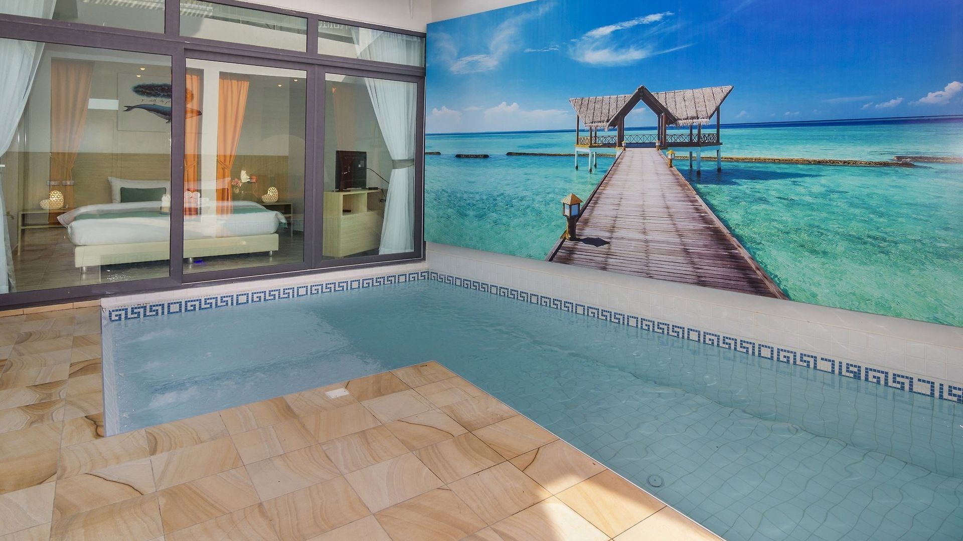 Tropicana Pool โรงแรม *