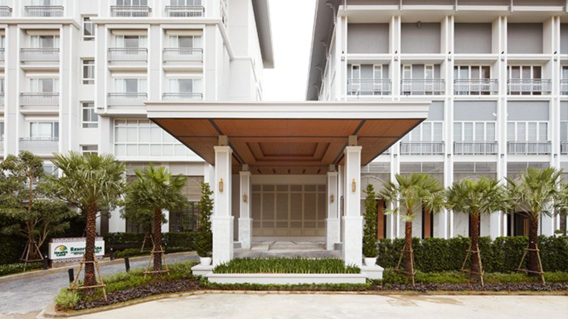 Health Land & โรงแรม