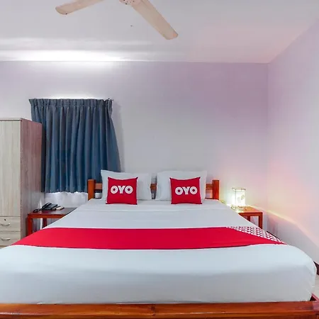 โรงแรม Oyo 1065 Greenery House 2*