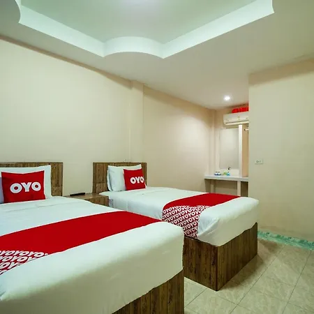 Vaccinated Staff - Oyo 645 Baan Ruangrungroj Hotel 2*